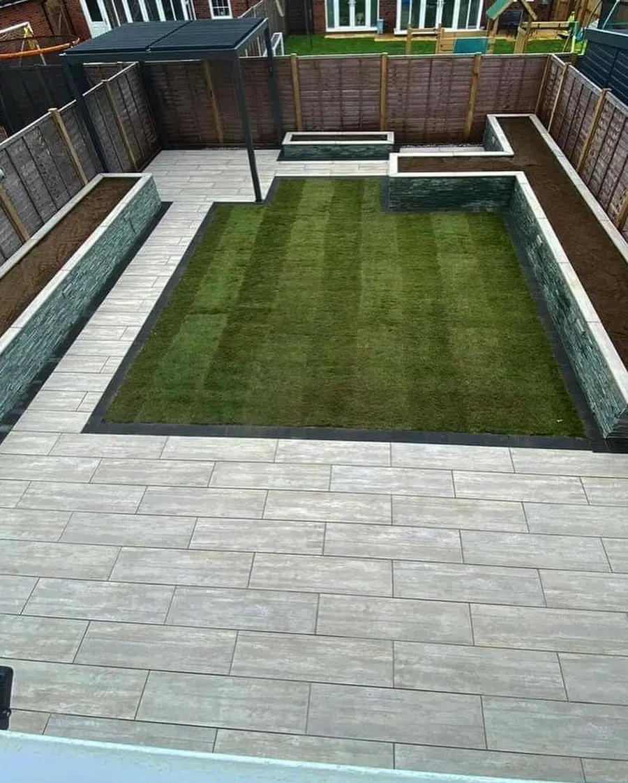 Porcelain patio with sunken lawn